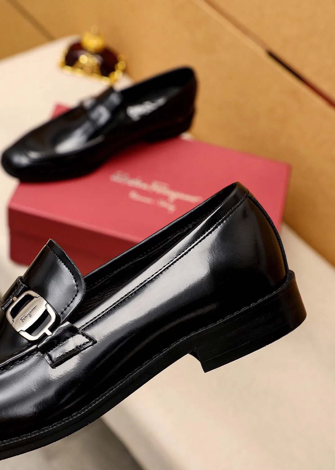Men's shoes 💰400 💐 Product trademark: Ferragamo "Ferragamo" casual leather shoes Regular size: 39-44 (38.45.46🉑️Customized) Product materials: Selected imported open-edge beaded calfskin upper + classic hardware buckle, imported pig leather lining. Strong three-dimensional visual effect, non-slip and wear-resistant combination outsole Color: 1⃣️color optional